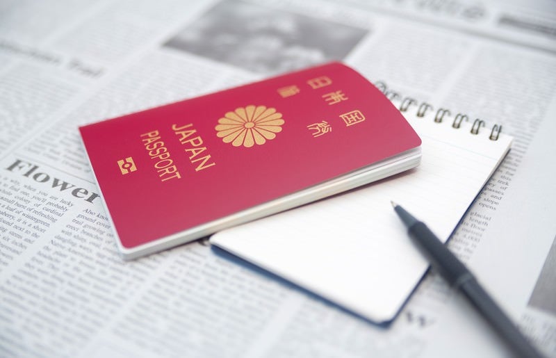 パスポートとメモ帳の写真
