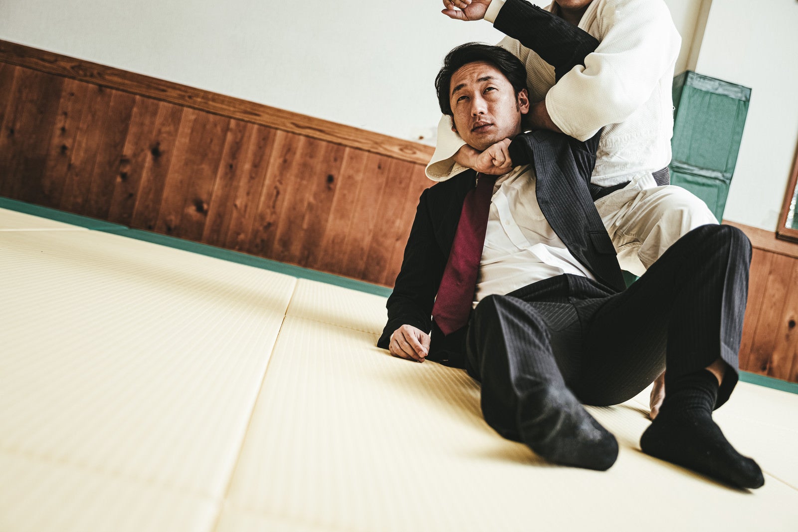 「片羽絞めで落ちかけるサラリーマン」の写真［モデル：大川竜弥］