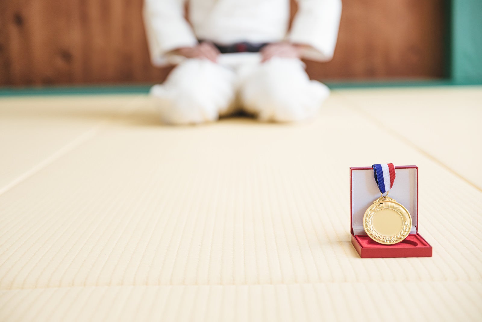 「優勝金メダルと柔道上の畳」の写真