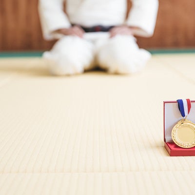 優勝金メダルと柔道上の畳の写真