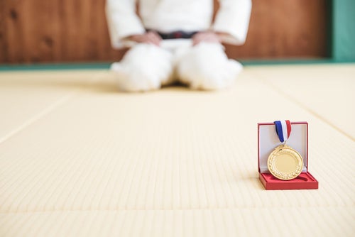 優勝金メダルと柔道上の畳の写真