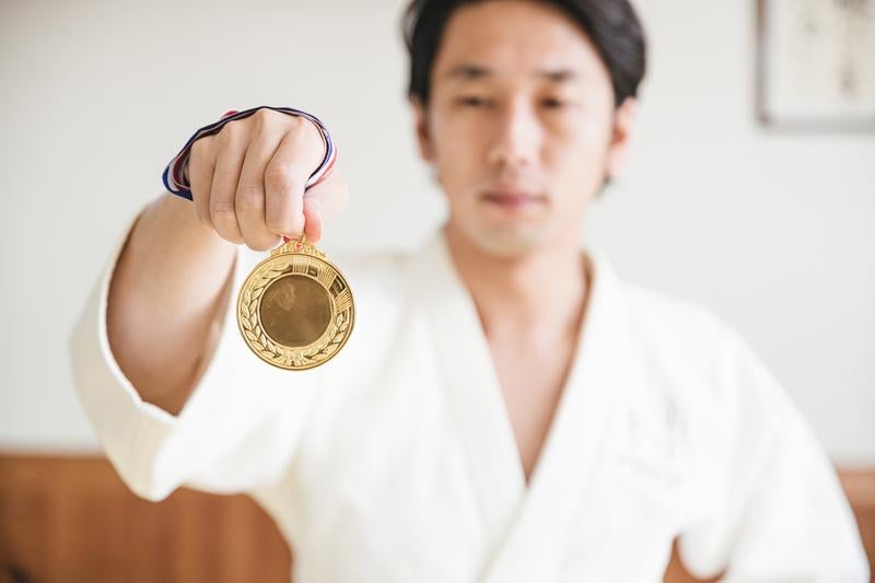 金メダルを獲得した柔道家の写真