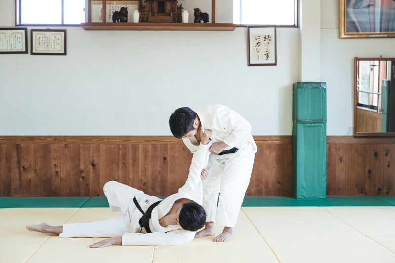 柔道の投げ技 一本背負い - ぱくたそ