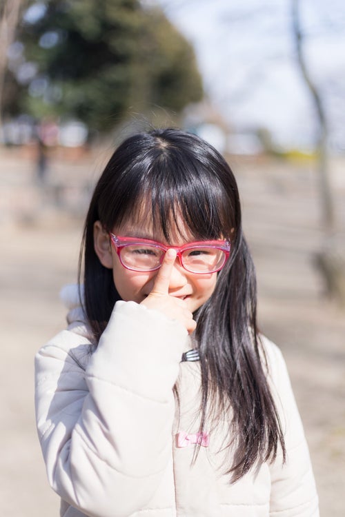 花粉症対策の眼鏡をかけた少女の写真