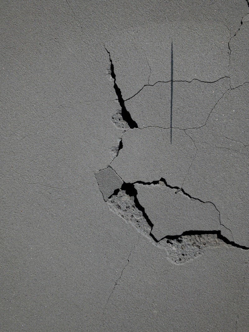 「崩れた石膏ボードの壁」の写真