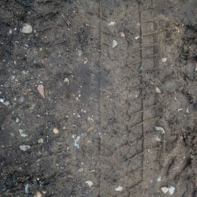 地面に残ったタイヤの跡の写真