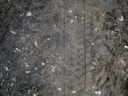 地面に残ったタイヤの跡の写真