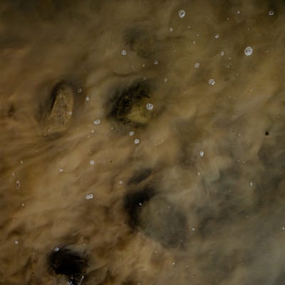 水中の茶色の濁り（テクスチャ）の写真