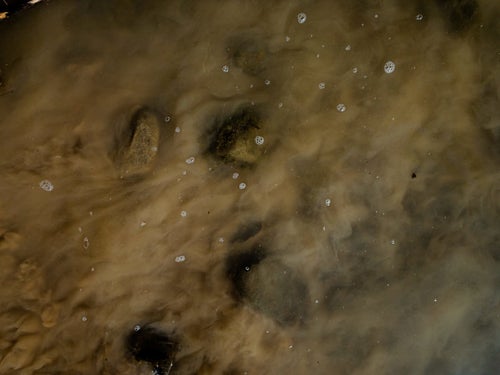 水中の茶色の濁り（テクスチャ）の写真