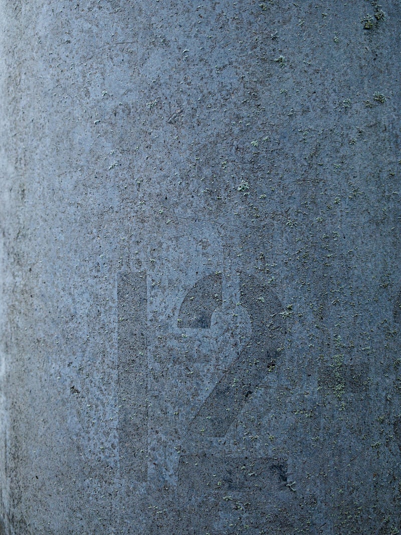 「12番の跡が付いたコンクリート」の写真