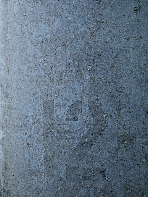 12番の跡が付いたコンクリートの写真