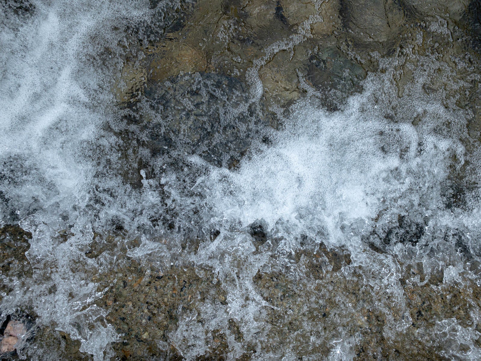 「泡立つ水面（テクスチャー）」の写真