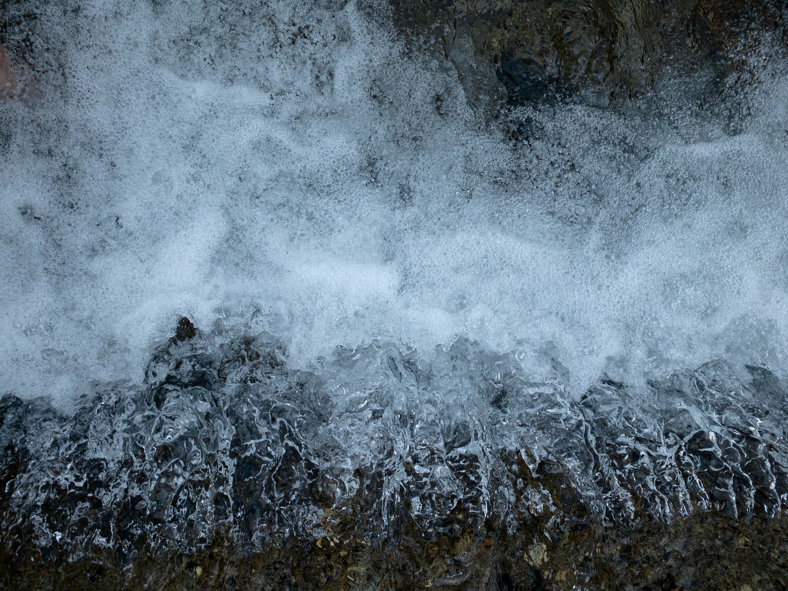 「泡立つ水の流れ」の写真