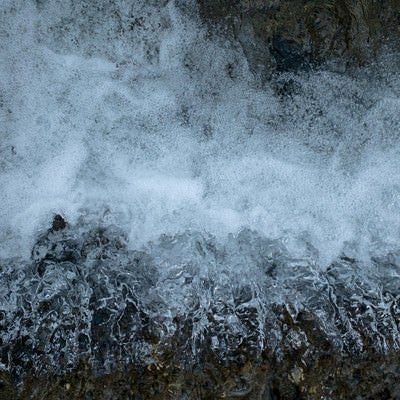 泡立つ水の流れの写真