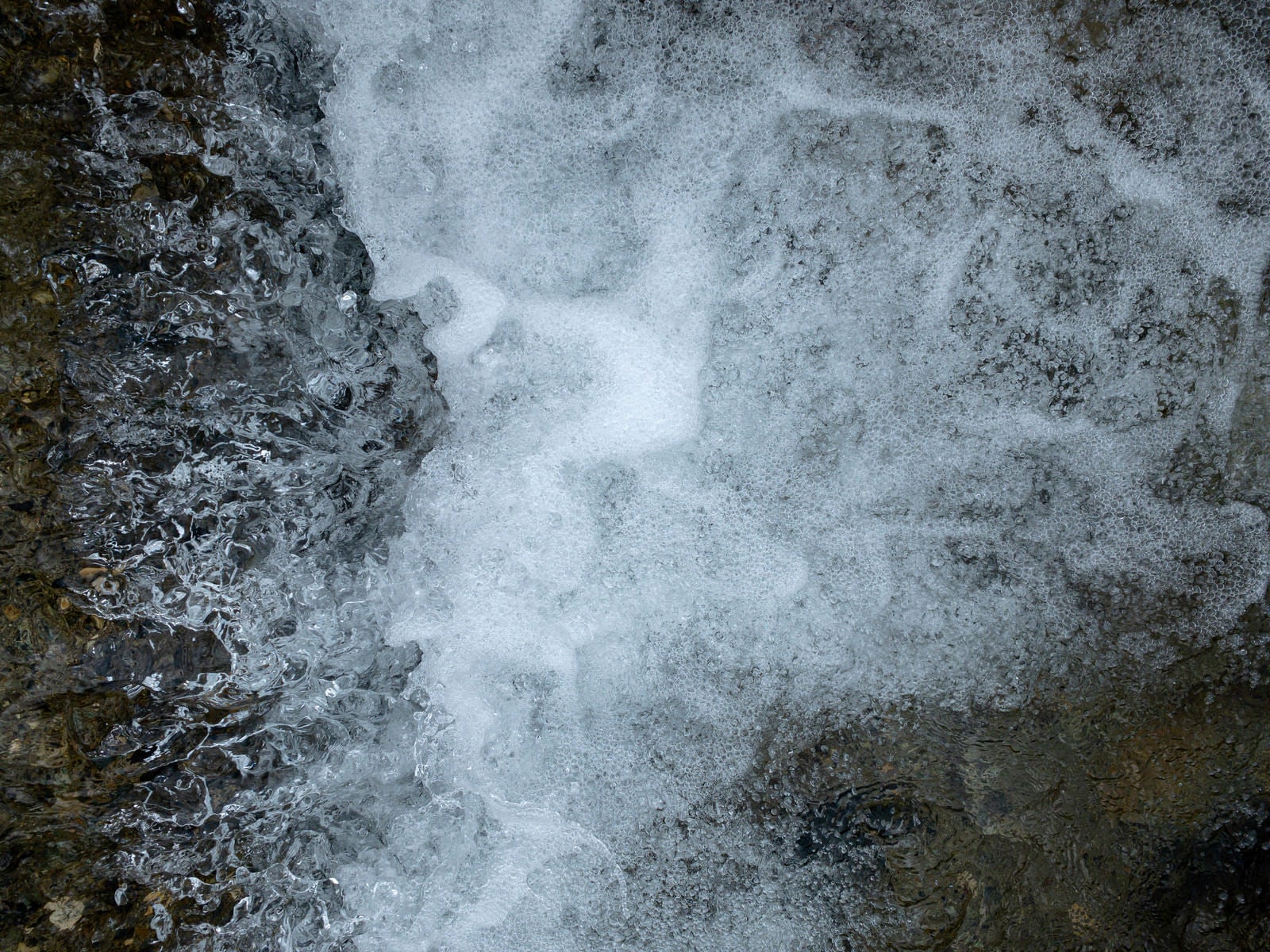 「勢いで泡となる水面」の写真