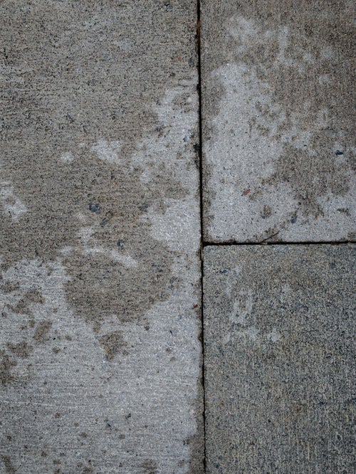 湿った部分のあるコンクリートブロック（テクスチャー）の写真