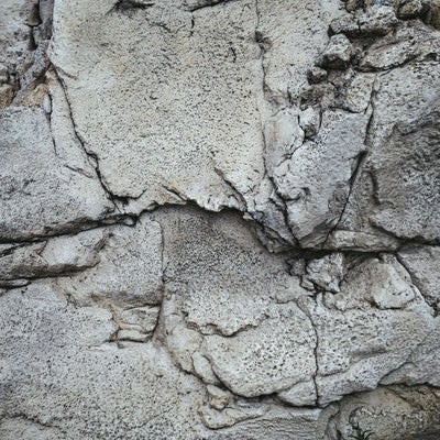 割れたて亀裂の入る岩肌（テクスチャー）の写真