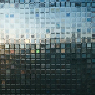 カラフルな四角形の窓ガラス（テクスチャー）の写真