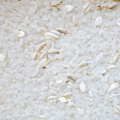 白米の中に混じる麦（テクスチャー）の写真