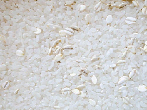 白米の中に混じる麦（テクスチャー）の写真