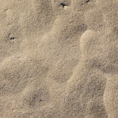 砂の上にうっすらと残る風紋（テクスチャー）の写真
