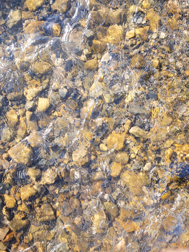 「水底の小石と水の流れ（テクスチャー）」の写真