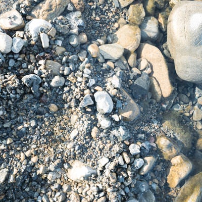 砂にまみれた砂利と小石（テクスチャー）の写真