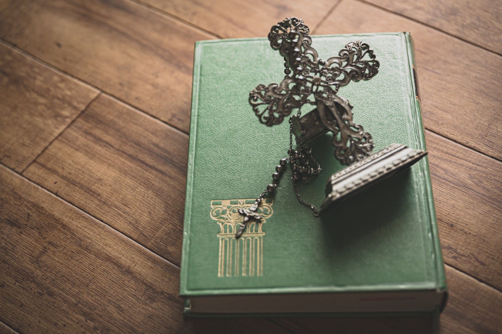 「聖書の上の十字架の燭台とチャーム」の写真