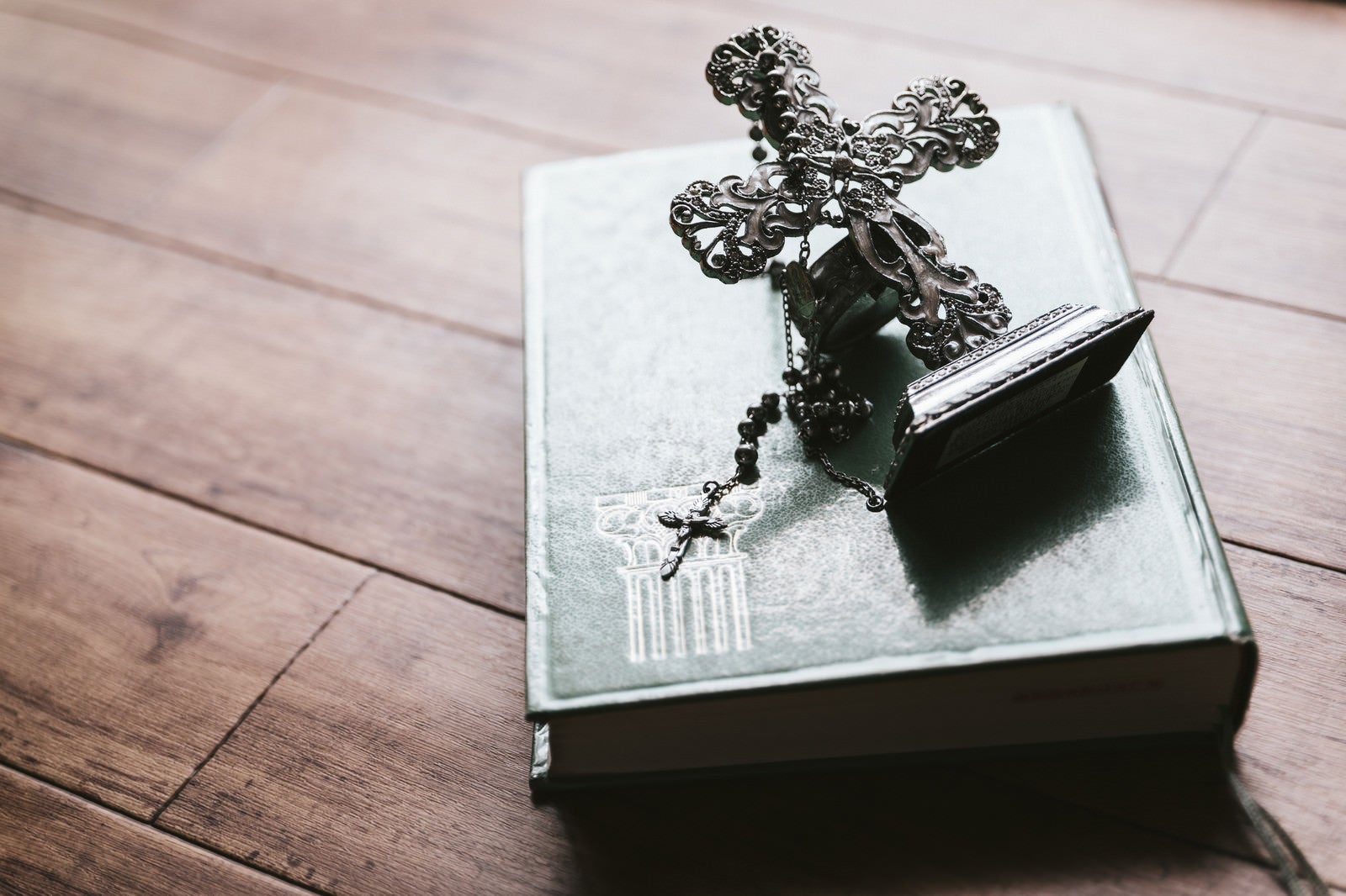 「十字架の燭台とロザリオ（聖書）」の写真