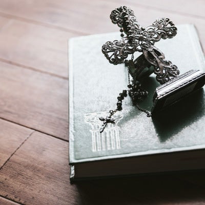 十字架の燭台とロザリオ（聖書）の写真