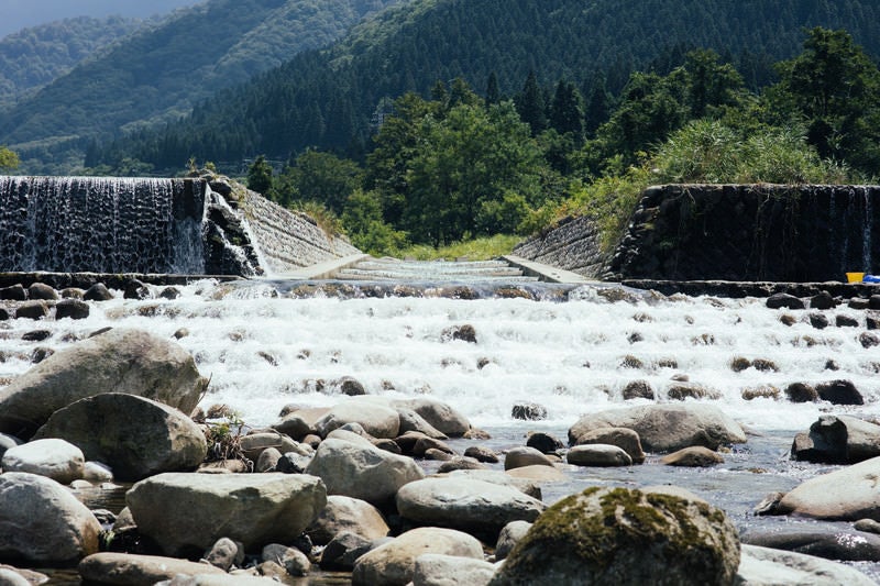 川遊びできる砂防ダム（新潟県南魚沼郡湯沢町）の写真