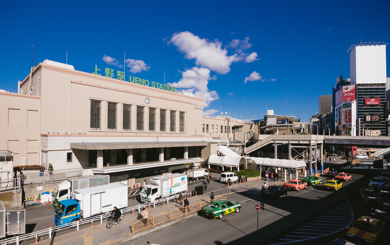 「上野駅前（中央出口）の様子」の写真