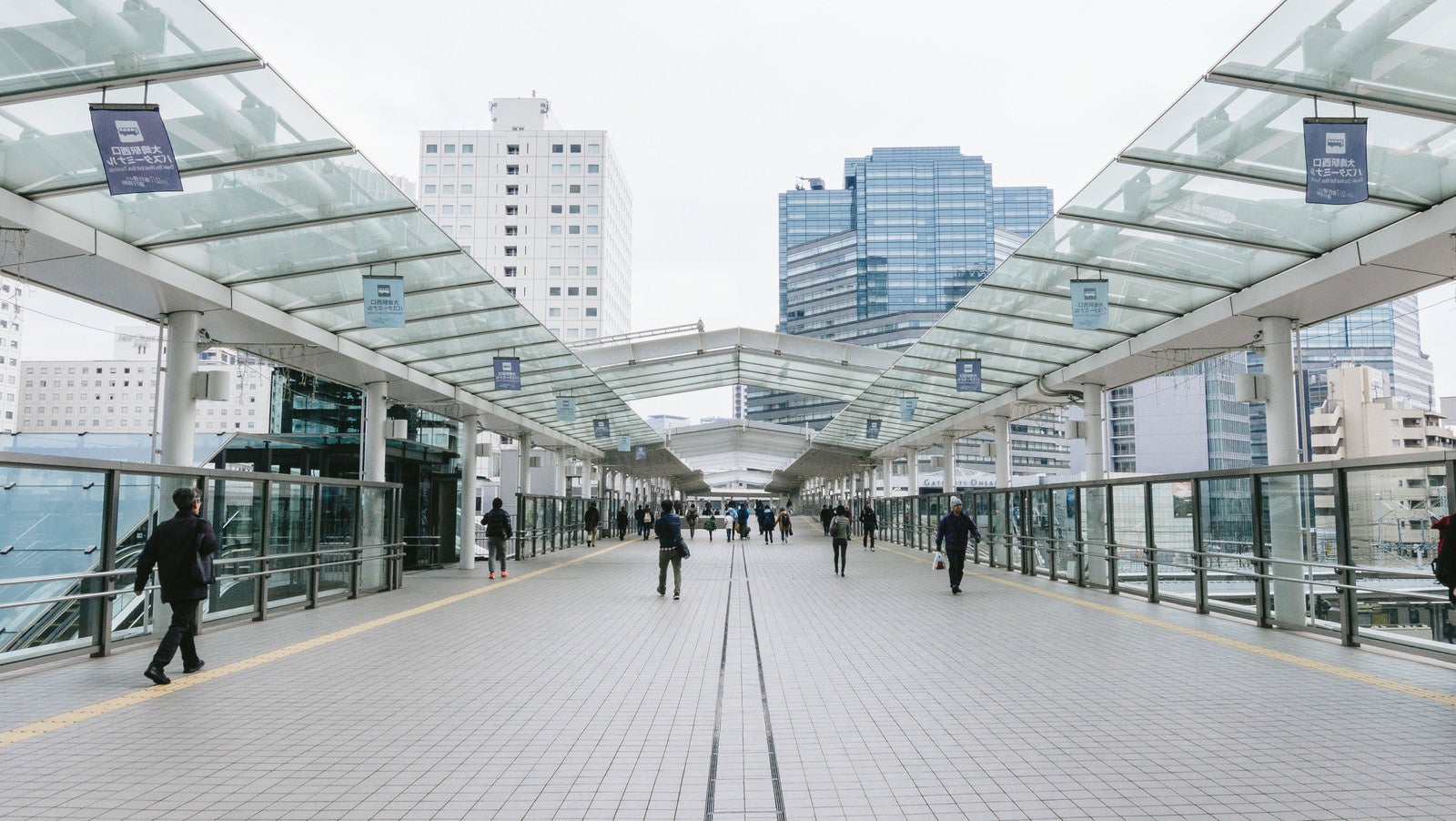 「大崎駅西口のバスターミナルに向かう通路」の写真