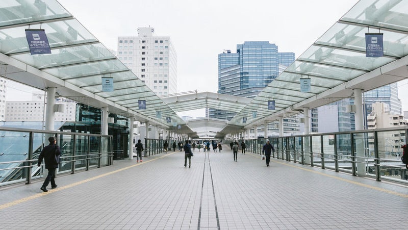 大崎駅西口のバスターミナルに向かう通路の写真