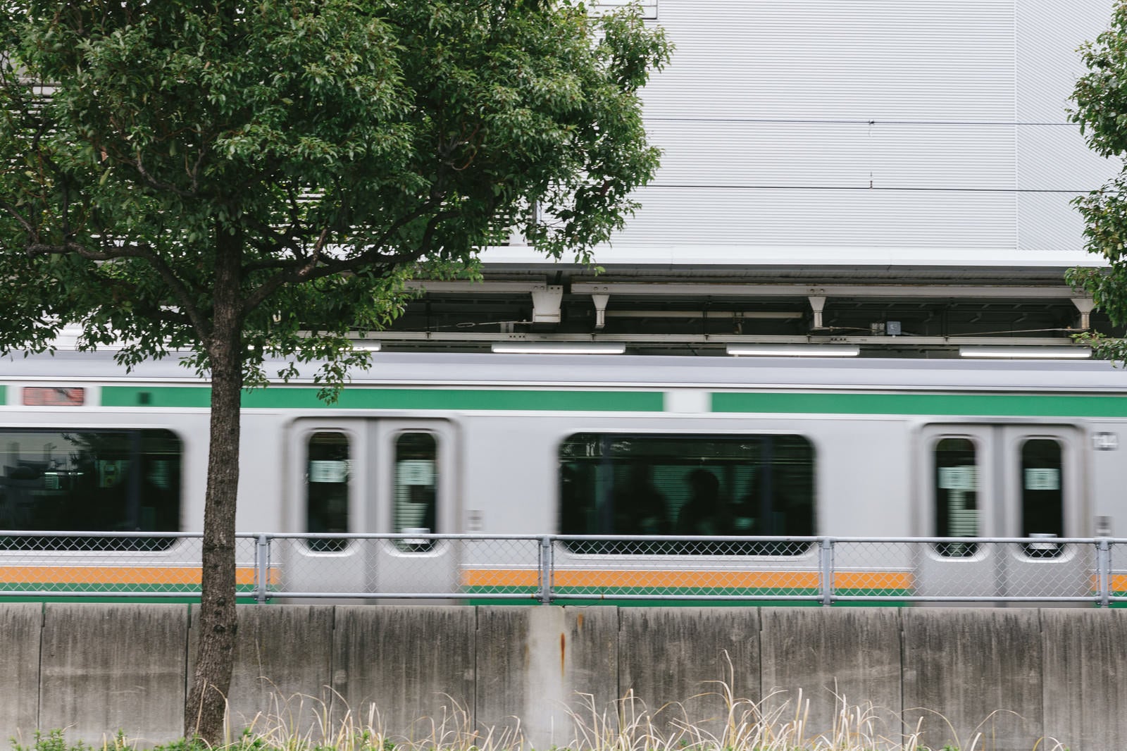 「大崎駅を電車が通過中」の写真