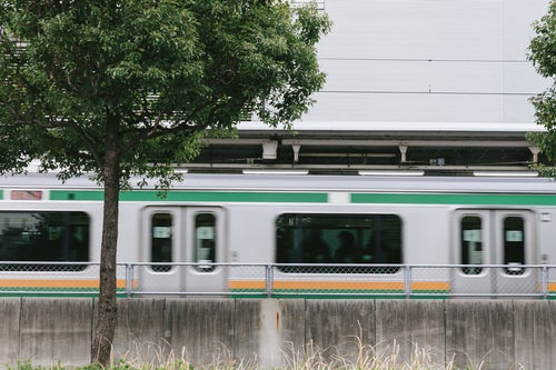 大崎駅を電車が通過中の写真
