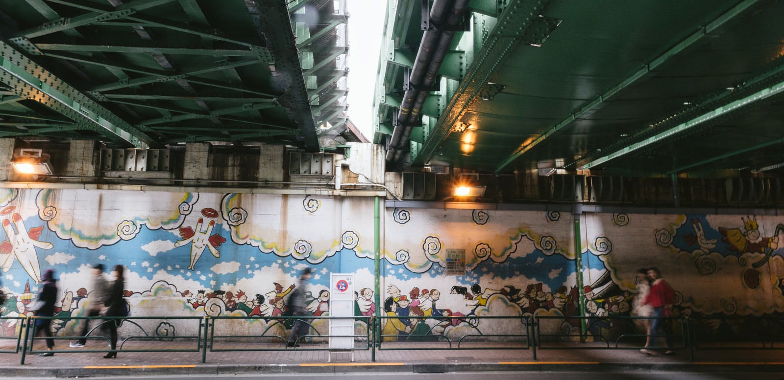 「新大久保駅前のガード下にある壁画」の写真