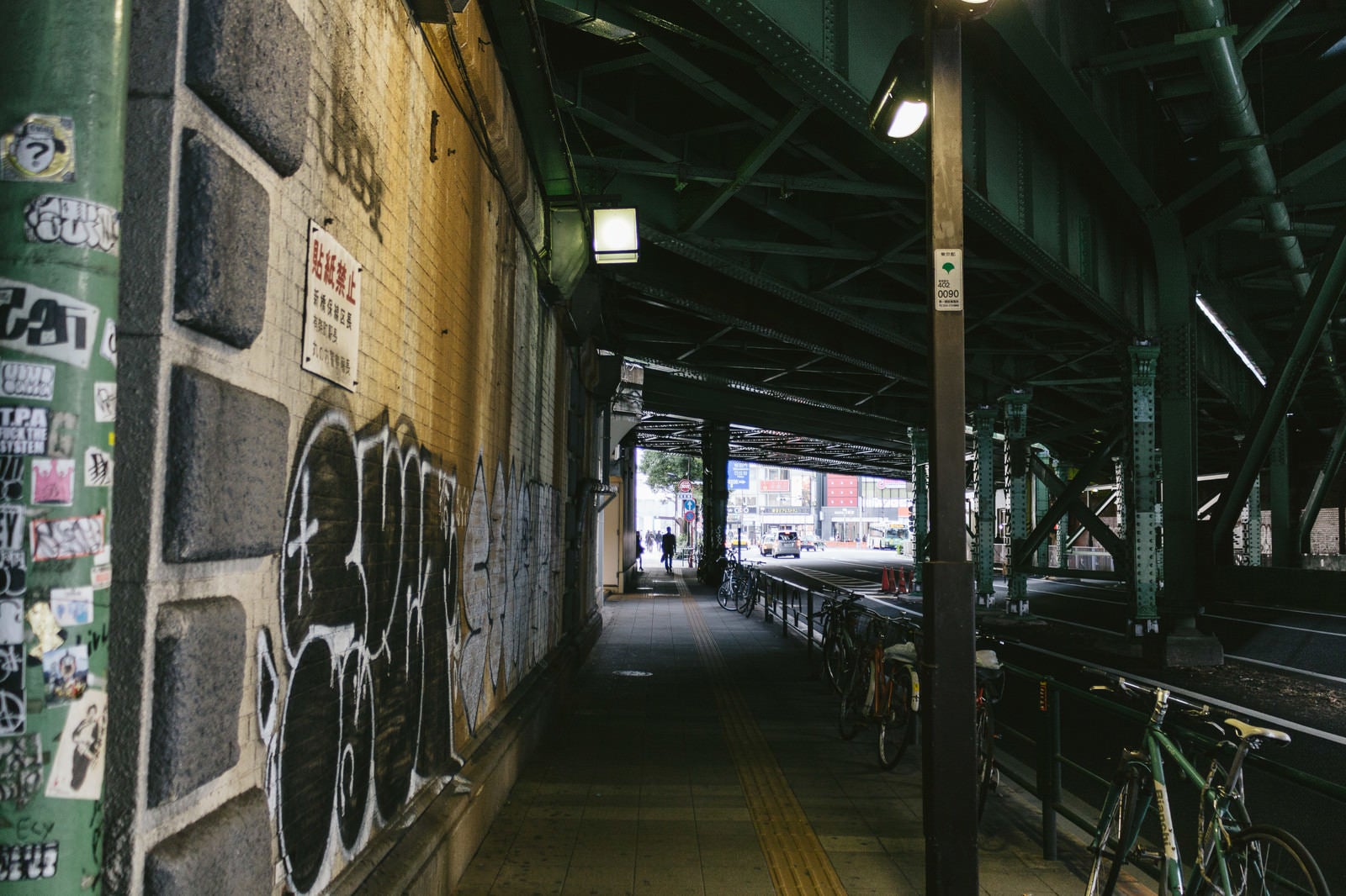 「有楽町駅の不気味なガード下」の写真