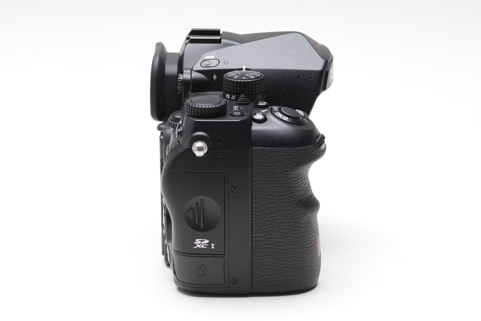 「デジタル一眼レフカメラ「PENTAX K-1MarkⅡ」のカメラボディのグリップ側面」の写真