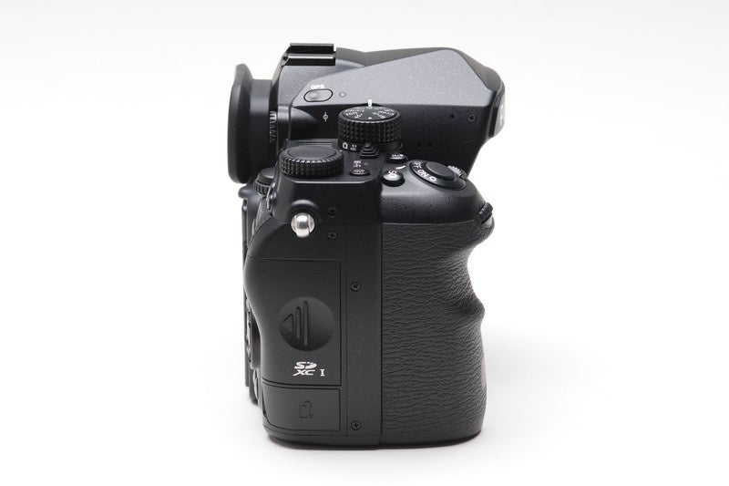 デジタル一眼レフカメラ「PENTAX K-1MarkⅡ」のカメラボディのグリップ側面の写真