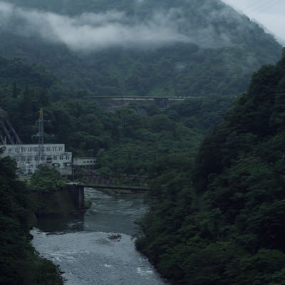 夜明けの庄川峡の写真