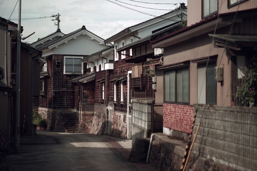 色褪せた土蔵群蔵回廊（富山県南砺市）の写真