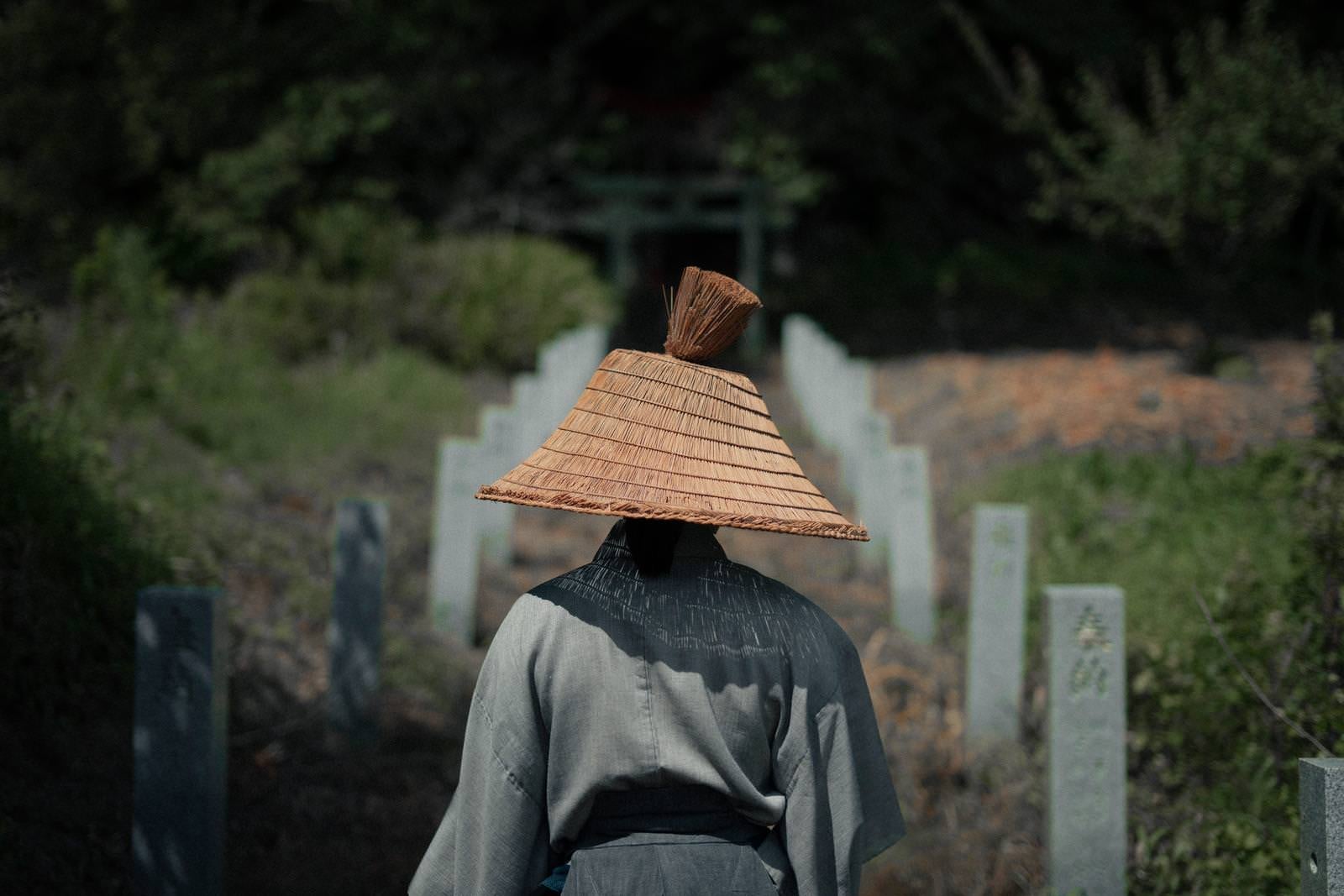 「大和田稲荷に向かう侍の後ろ姿」の写真［モデル：まーこ］