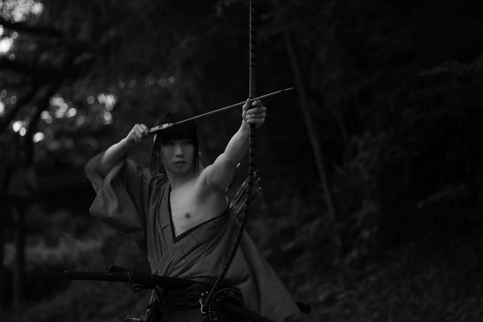 「片腕を出して大弓を引く侍」の写真［モデル：まーこ］