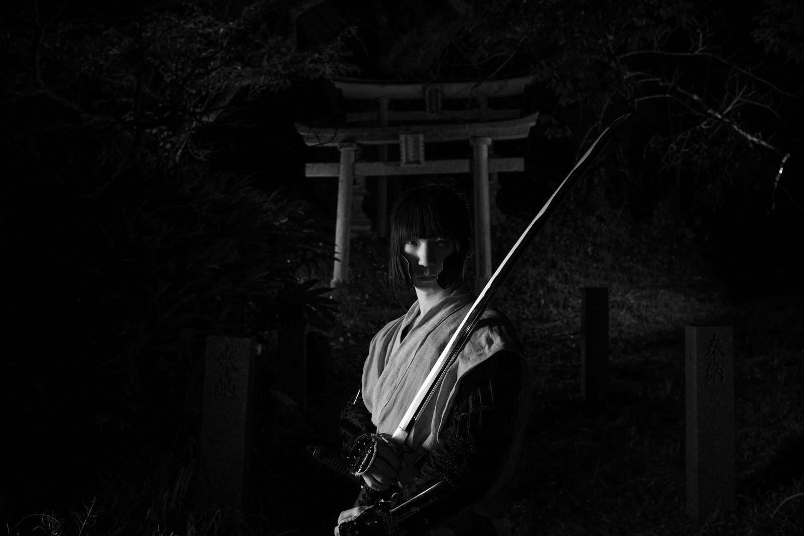 「鳥居の前で日本刀を構える侍」の写真［モデル：まーこ］