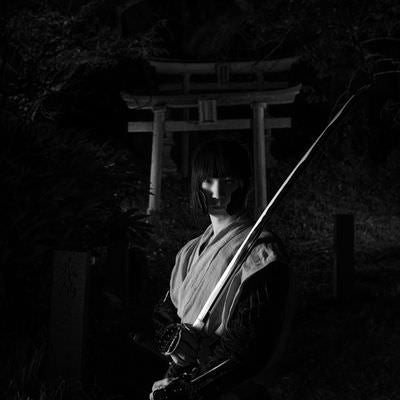 鳥居の前で日本刀を構える侍の写真