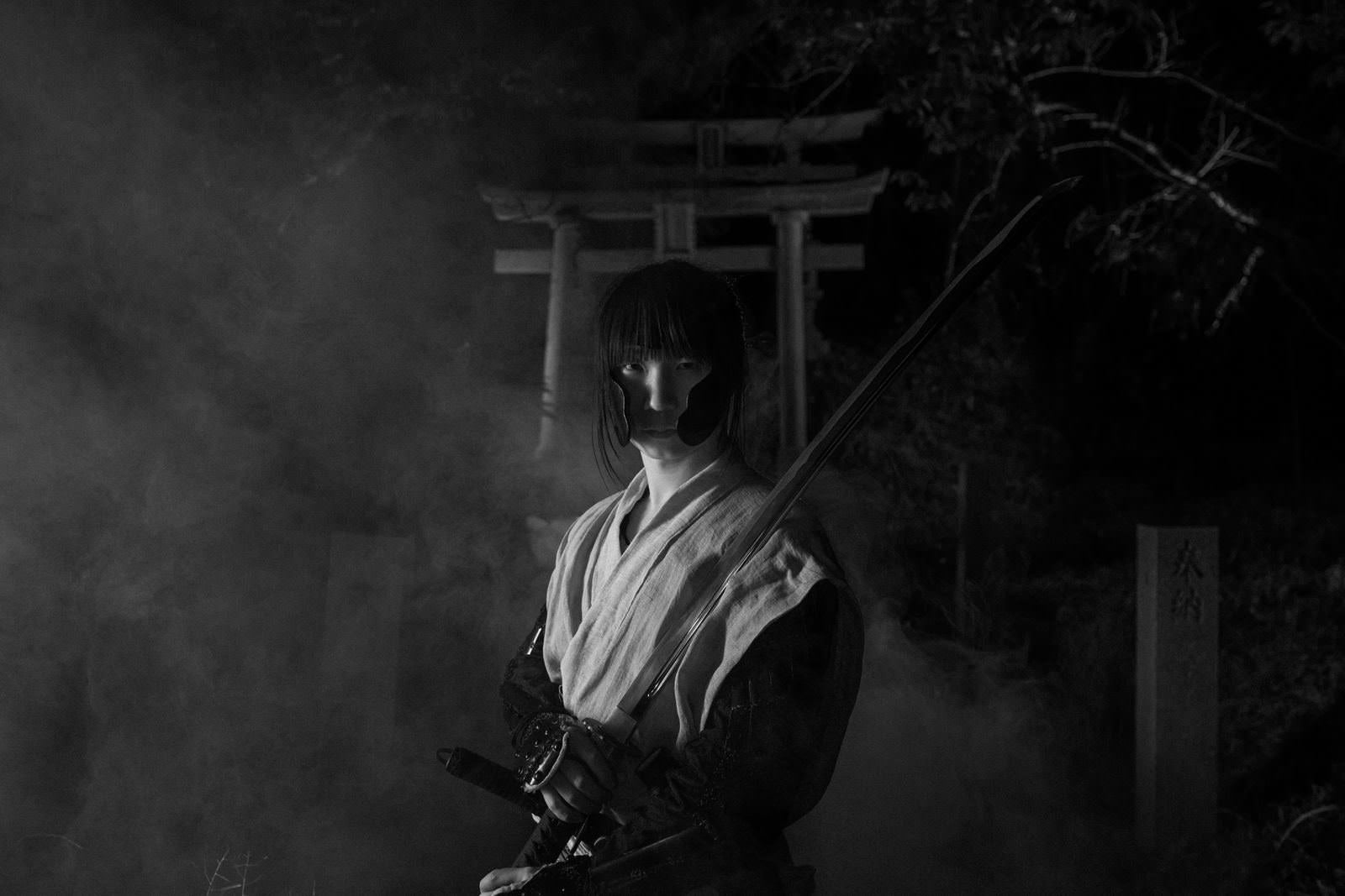 「煙の中から現れた刀を持った侍」の写真［モデル：まーこ］