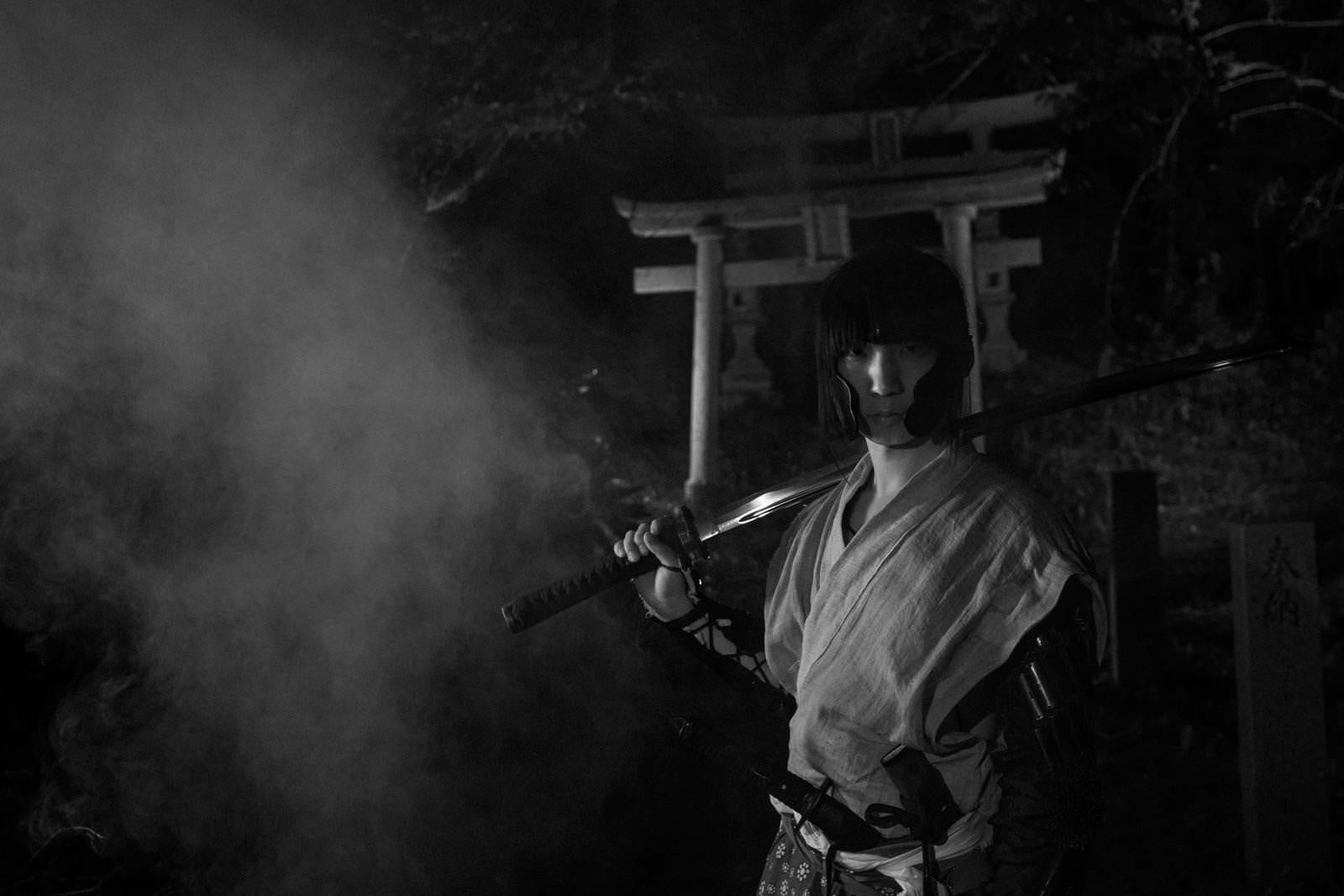 「煙を纏う日本刀を担ぐ侍」の写真［モデル：まーこ］