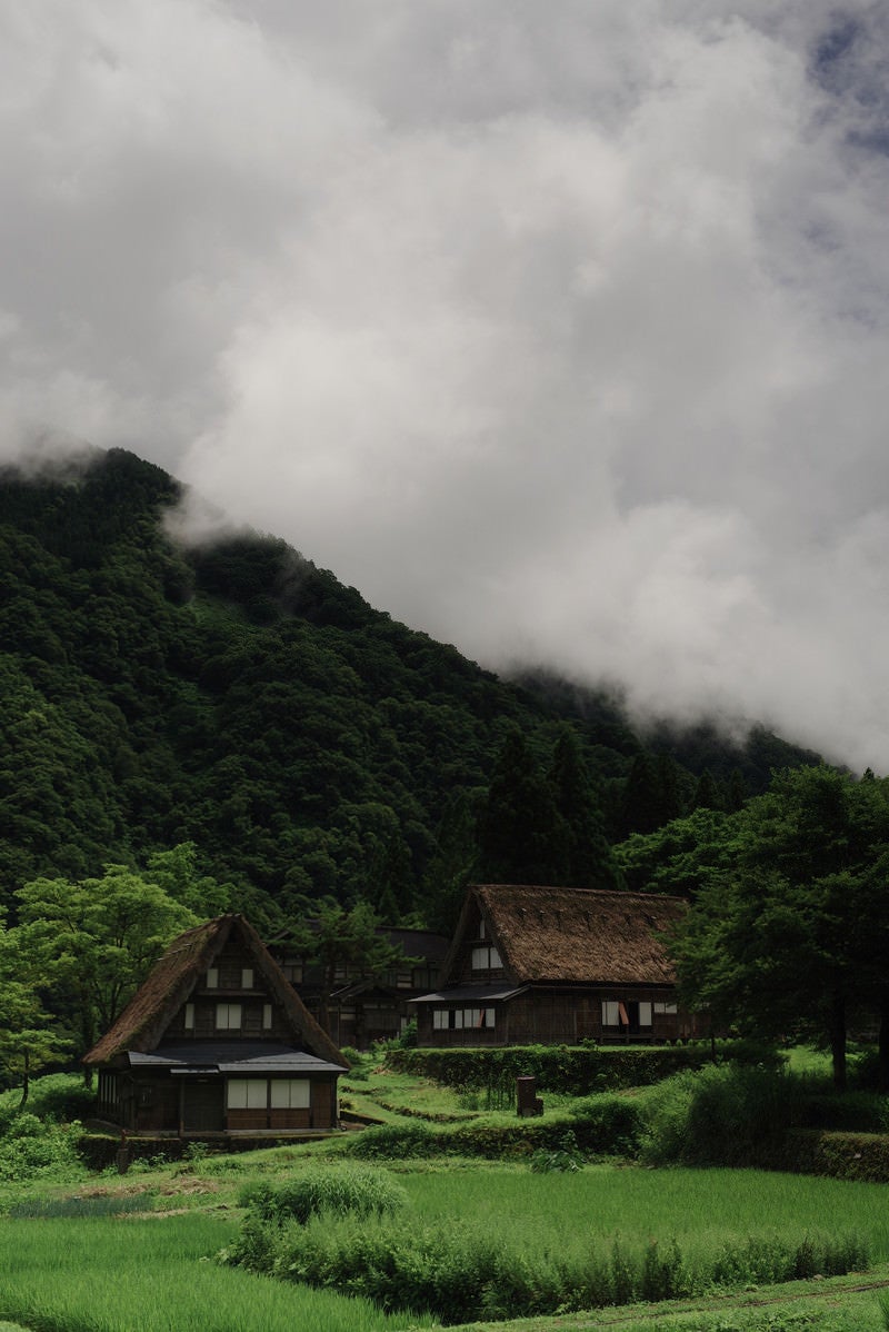 「沸き立つ雲と山間の相倉集落」の写真