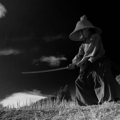 刀を相手に向け立ち合い中の笠を被った侍の用心棒の写真